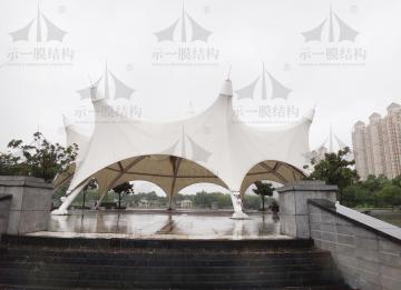 提問(wèn)：下雨天和什么配？回答：下雨天和膜結(jié)構(gòu)遮陽(yáng)雨棚配
